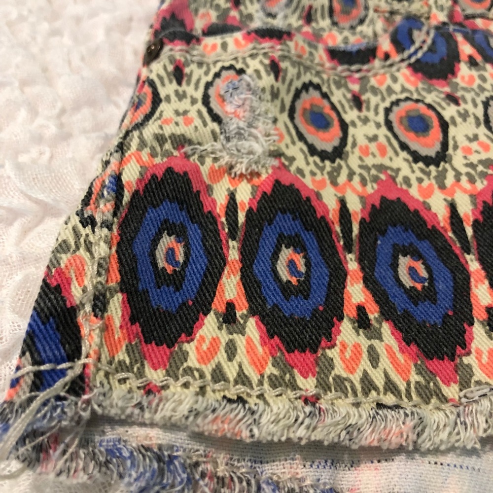| Patterned Shorts | - Picture 3 of 6